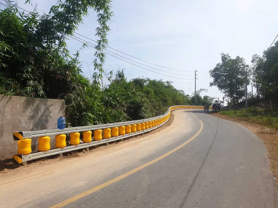 Rolling barrier following a curving rural road